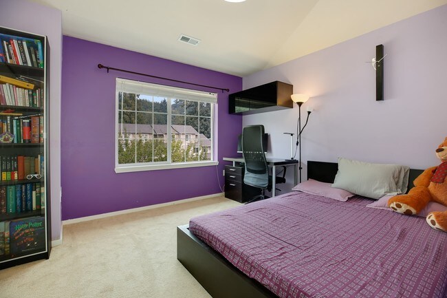 Guest bedroom 1 - 18270 NE 97th Way