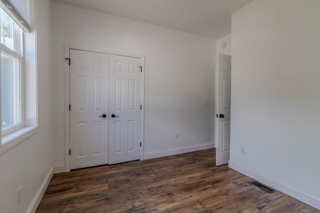 Building Photo - Contemporary Comfort and Versatility in a ...