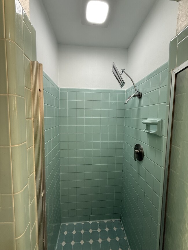 Building Photo - 565 Paris St