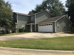Building Photo - Foxhill Commons - 3 Car Garage