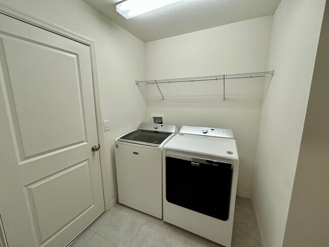 Building Photo - Spacious 3-Bed, 2-Bath Fully Gated Home in...