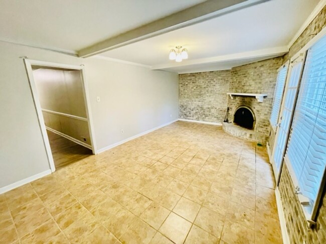 Building Photo - Spacious end of group THS with basement & ...