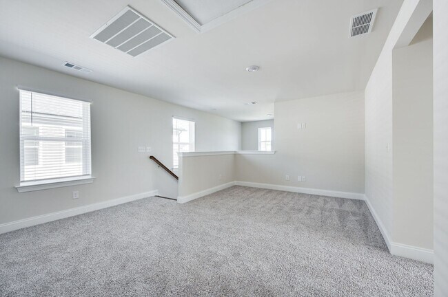 Building Photo - Awesome energy-efficient 4BE/2.5BA home in the Skyridge neighborhood!