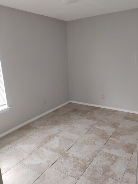 Building Photo - 6013 S McKinley Ave