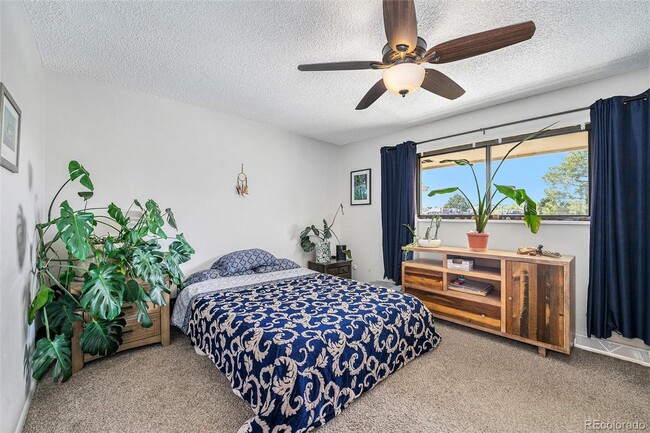 Building Photo - Beautifully Updated 3-Bedroom End-Unit Tow...