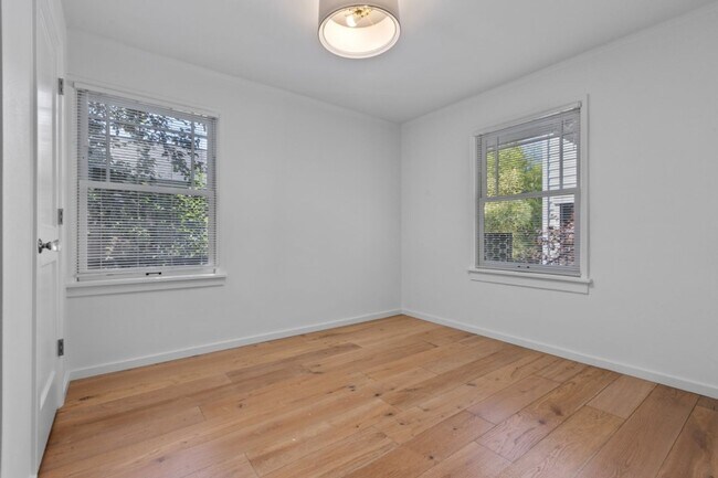 Building Photo - 2Bd/1Ba Seattle Duplex