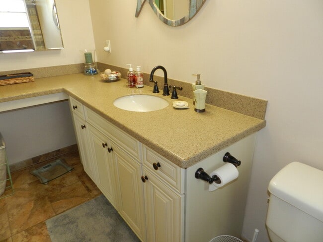 Building Photo - 6 W Greenway Dr