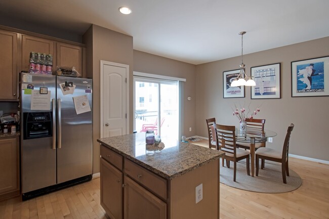 Building Photo - Beautiful 4-Bed, 3.5-Bath End Unit Townhom...