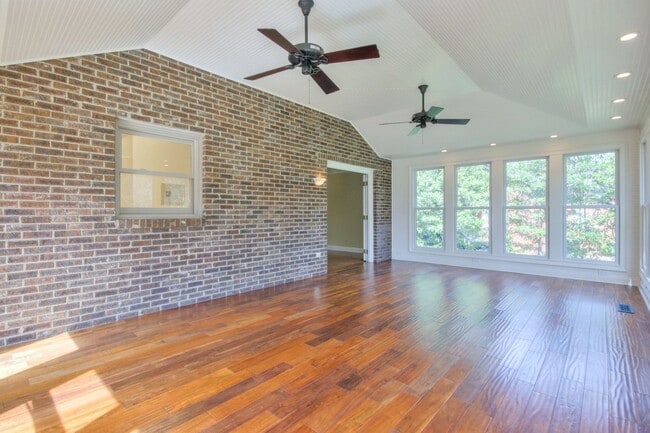 Building Photo - 4 BR 2/2 BA Large Fenced in Back Yard! Chef's Kitchen! Upstairs Bonus Room! 2 Car Garage