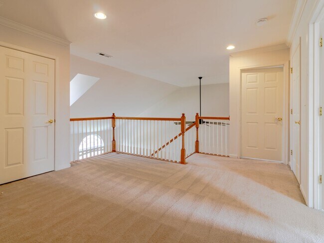 Building Photo - Spacious Unfurnished 3-BR, 2.5-BA year-rou...