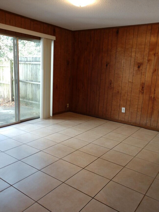 Building Photo - 106 Valencia Dr