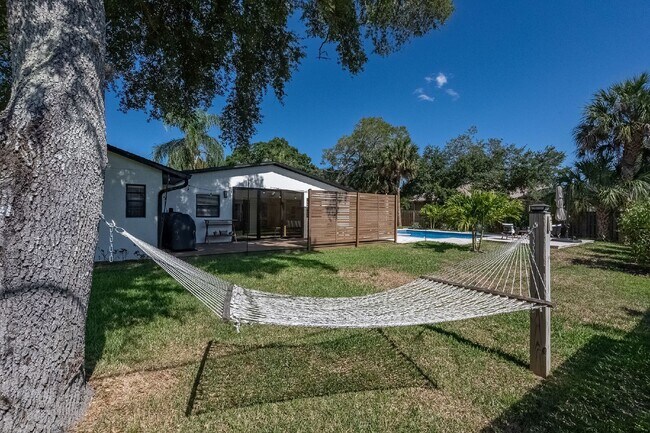Building Photo - Beautiful pool home in Lockmar Estates