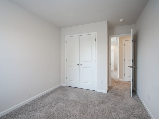 Building Photo - 3 Bed 2.5 Bath Townhome, END UNIT WITH PRIVATE BACKYARD! $500 OFF FIRST FULL MONTH RENT