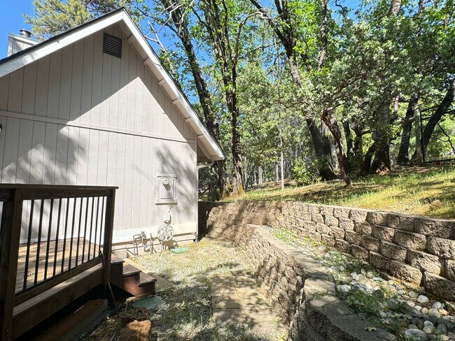 Building Photo - 3 Bedroom 2 Bath Home with Bonus Room larg...