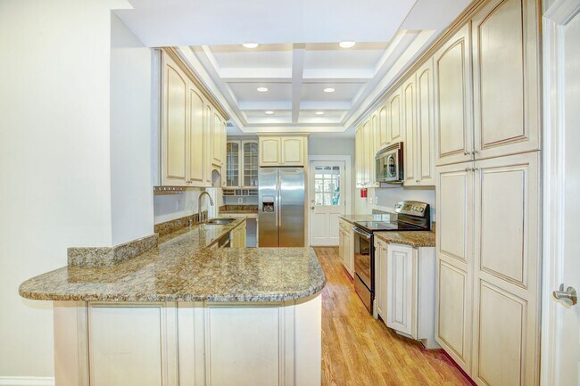 Building Photo - 633 C St NE