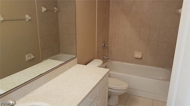 Building Photo - 932 Dobbins St E