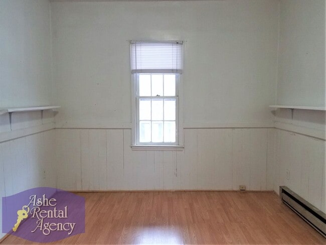 Building Photo - Charming 2 Bedroom 1 Bathroom Cottage By the River