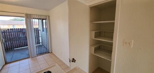 Building Photo - 1220 Shadowdale Dr