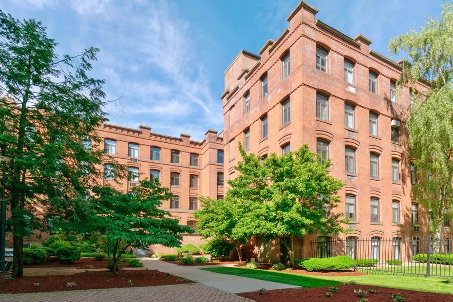 Building Exterior - Stockbridge Court