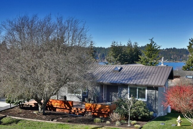 Building Photo - One Of A Kind Freeland Home with Two Seper...