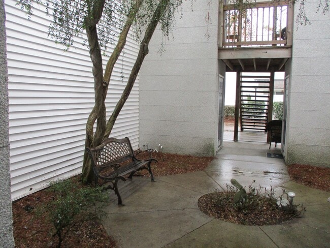 Building Photo - Ground Floor Island Square