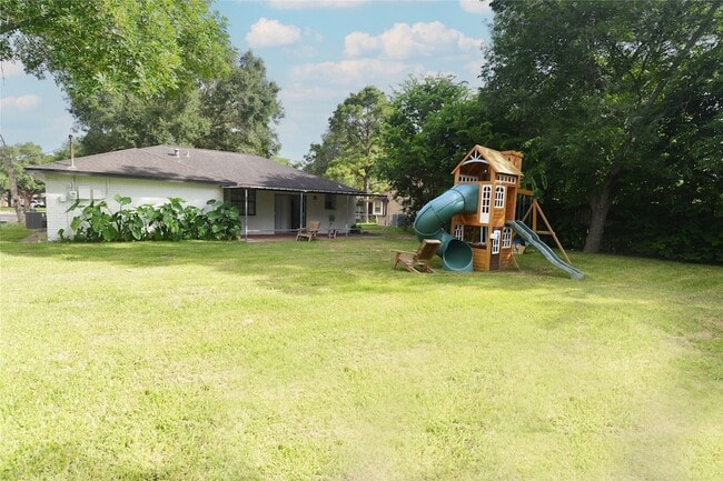 Building Photo - 536 Castlelake Dr
