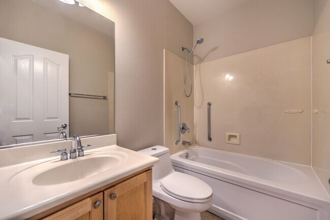 Building Photo - Gorgeous 6Bed/5Bath/4Car, 2-Story Home located in the Mountains Edge