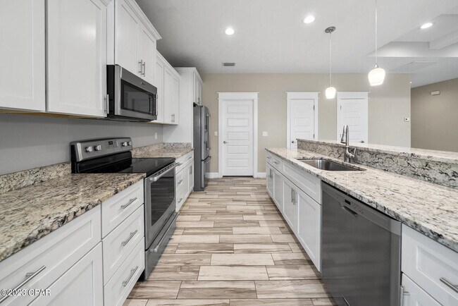 Building Photo - 305 Evergreen St