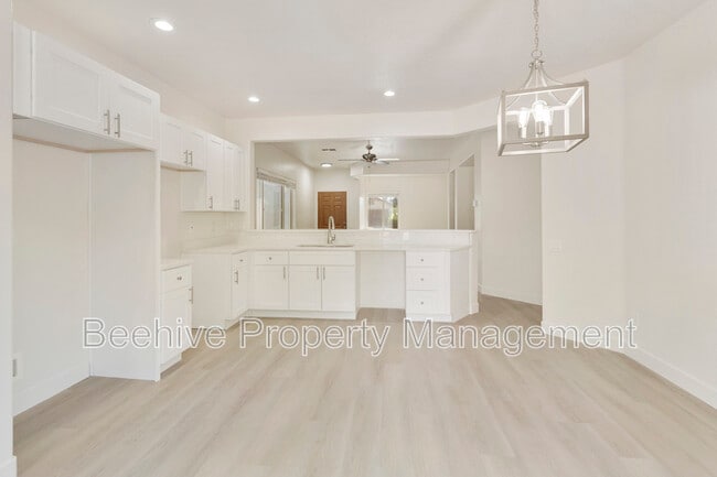 Building Photo - 220 N 110th St