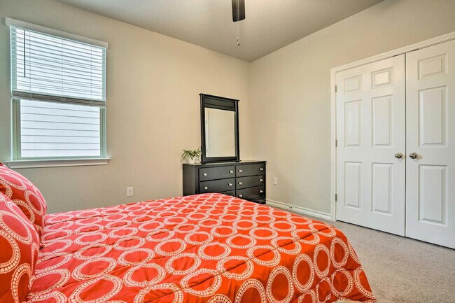 Building Photo - 5603 Chestnut Xing