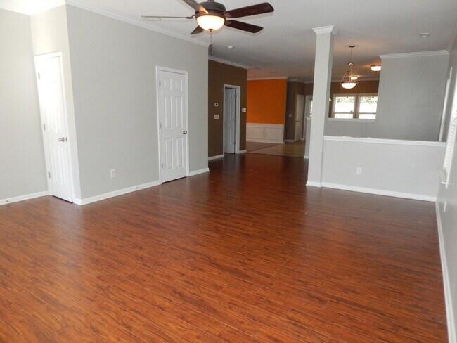 Building Photo - Fabulous 3 bedroom,2.5 bathroom 2 Car gagrage