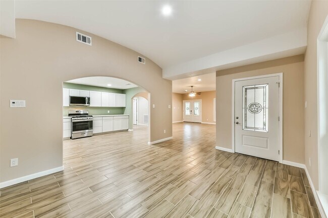 Building Photo - 605 Kings Ct