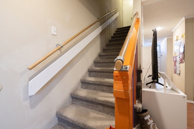 Building Photo - 204 Oak St