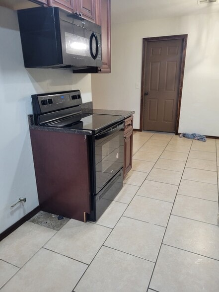 Building Photo - 2423 SW 90th St