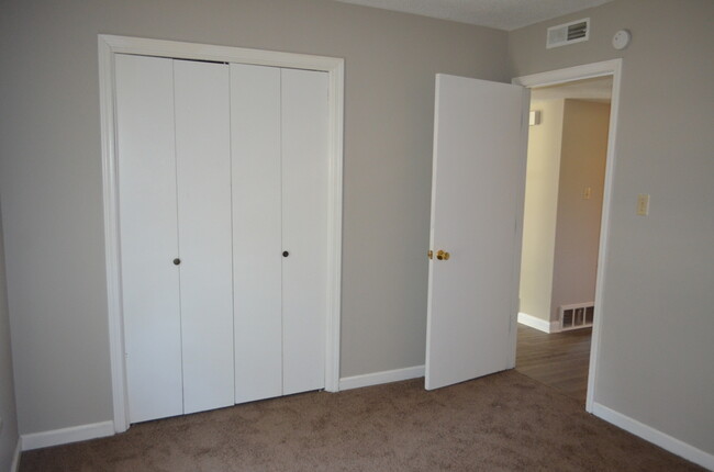 Building Photo - 201-203 Maple Grove Way