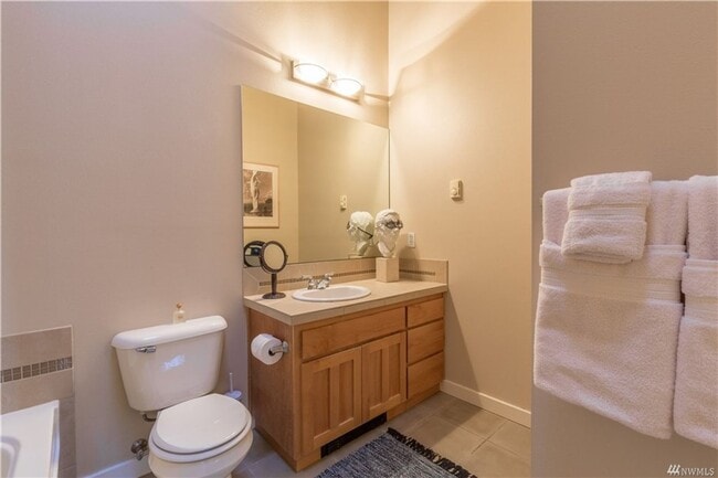 Building Photo - 3 bd 3 bath townhouse close to SPU