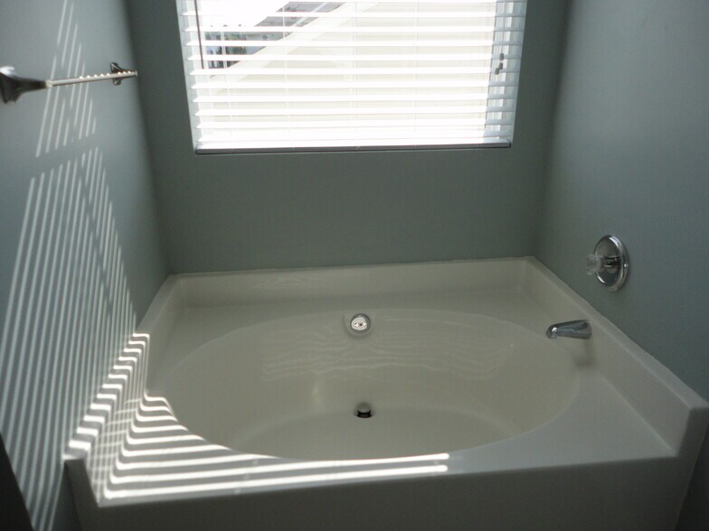 Building Photo - 3006 Moonstone Ln