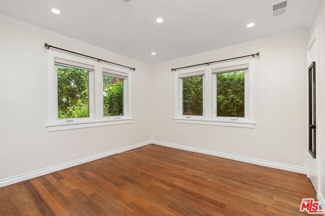 Building Photo - 828 N Crescent Heights Blvd