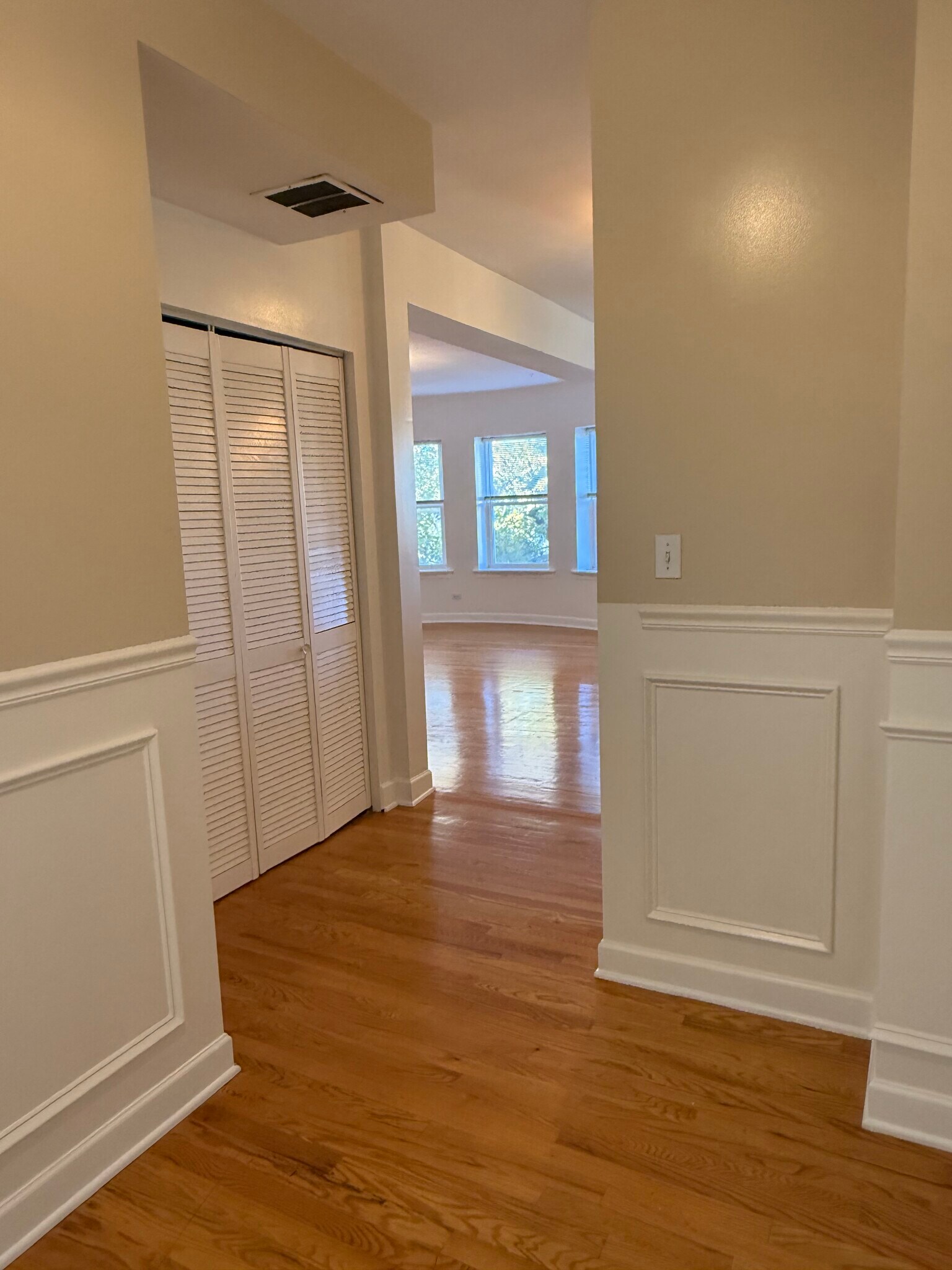 Building Photo - 6204 N Claremont Ave