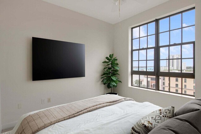 Building Photo - 801 S Olive Ave