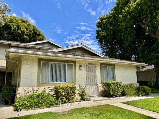 Building Photo - Port Hueneme | 2 Bed + 1 Bath | Newly Reno...