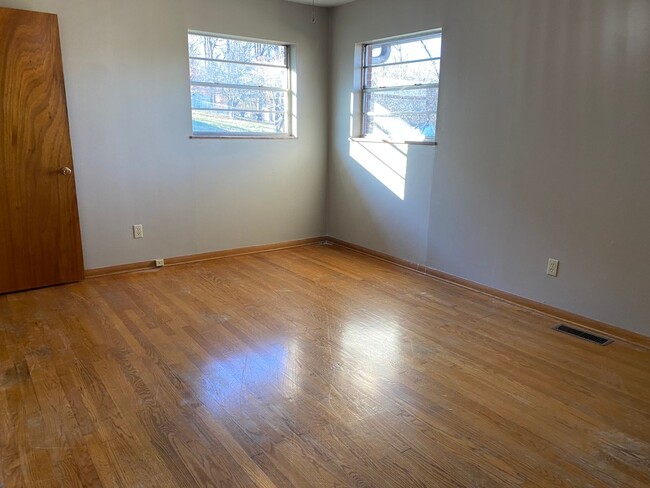 Building Photo - Newly updated No Pet 3 bedroom 2 bath bric...