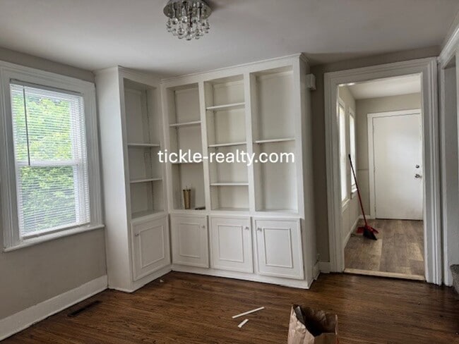 Building Photo - Cute 1 Bedroom W/ Den Cottage in the Swill...