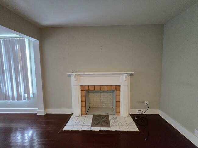 Building Photo - AVAILABLE NOW - Charming 3 Bed / 2 Bath Ho...