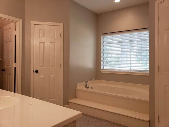 Building Photo - 3106 Lake Forest Dr