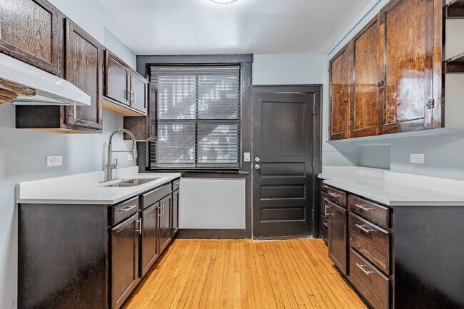 Building Photo - 3021 W 58th St