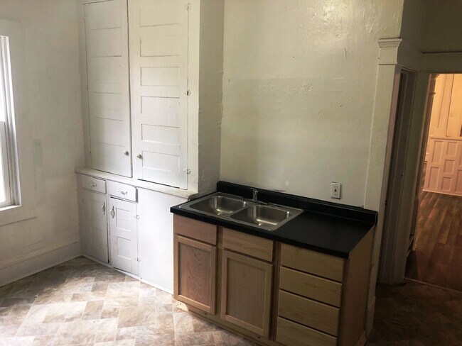 Building Photo - 507 - 1127-29 Victory Street