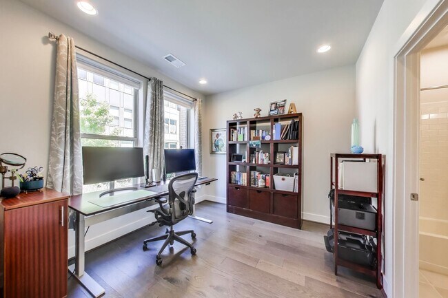 Building Photo - Stunning Contemporary Townhome - 4 Bedroom...