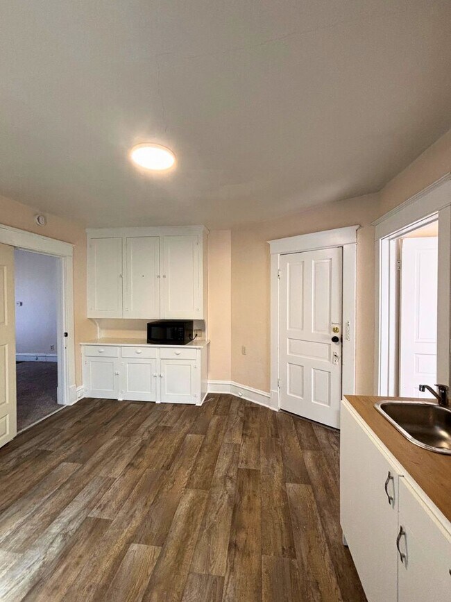 Building Photo - 216 Lafayette Ave NE