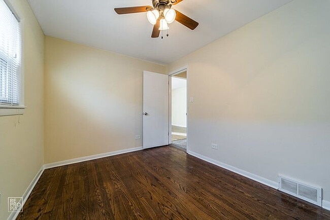 Building Photo - Located in Chicago’s desirable Mount Greenwood neighborhood
